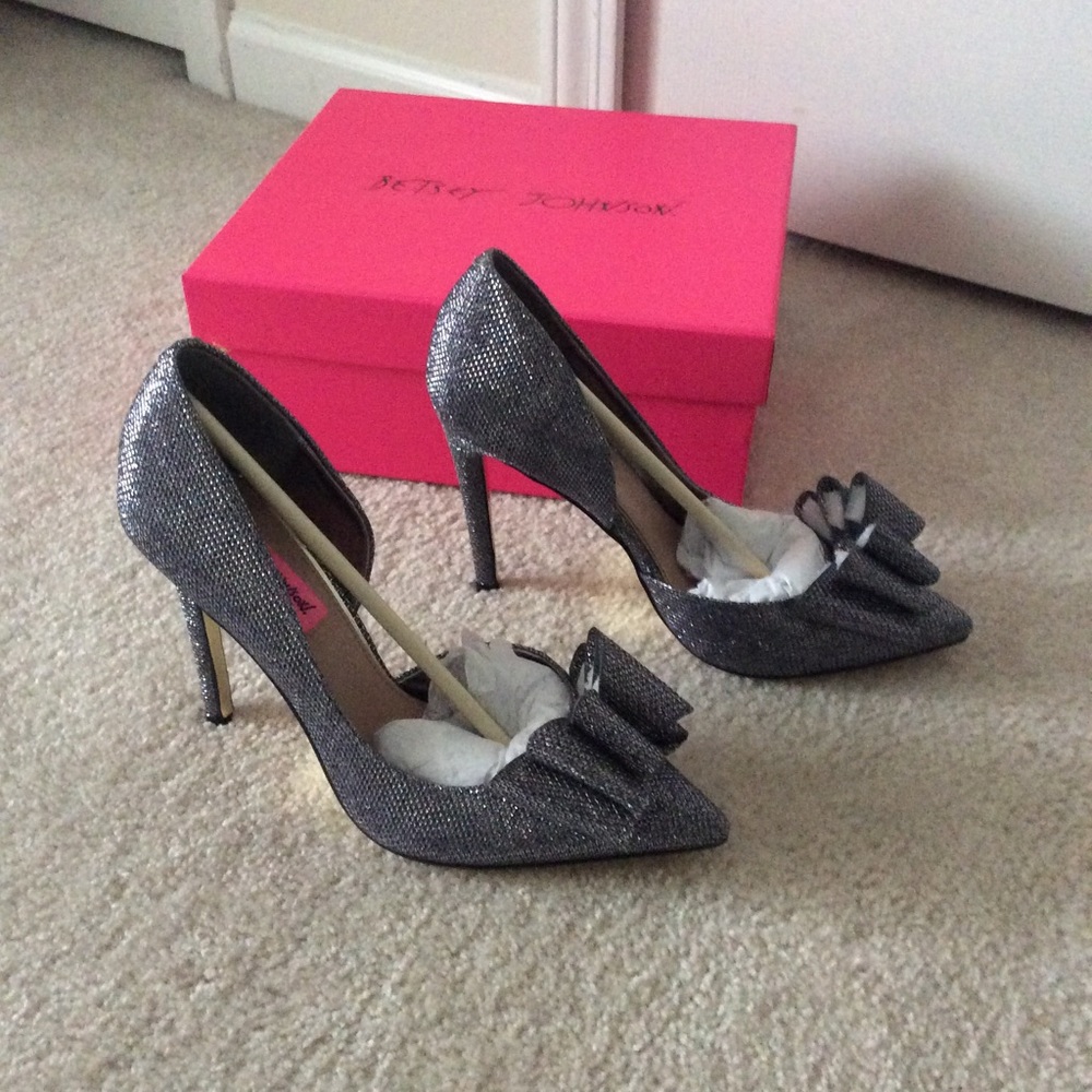 EUC Betsey Johnson posey pewter pump with bow